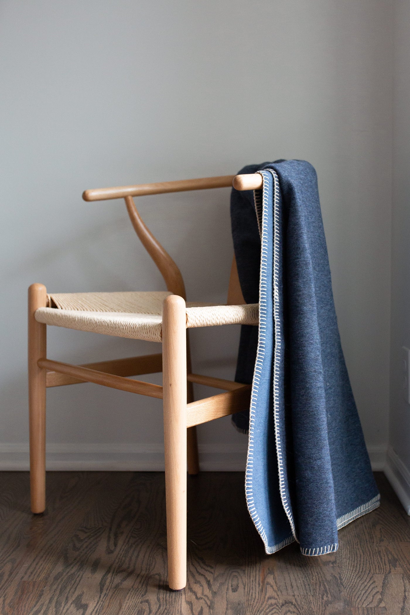 Descanso Alpaca Blend Throw | Navy Heather