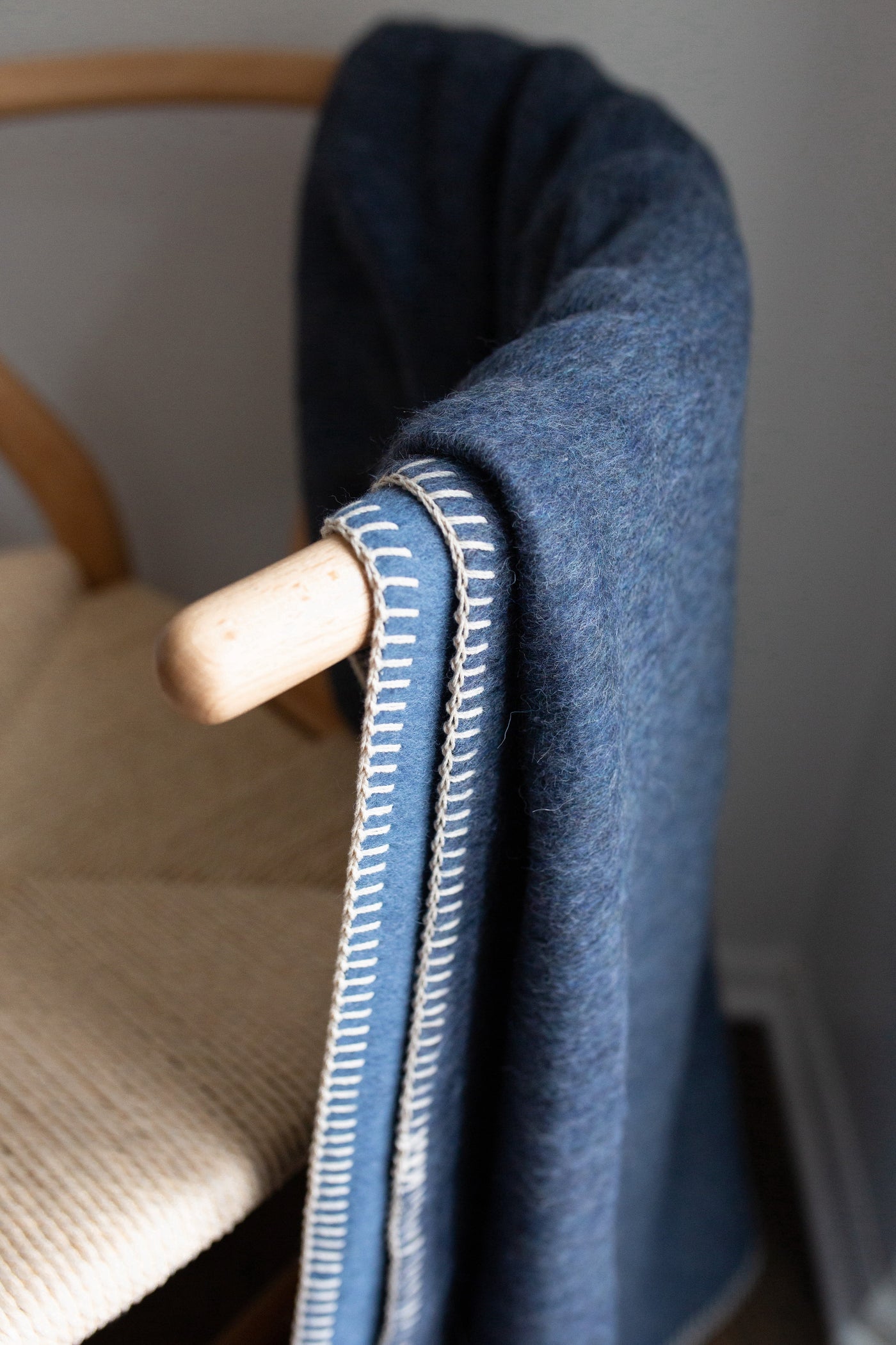 Descanso Alpaca Blend Throw | Navy Heather